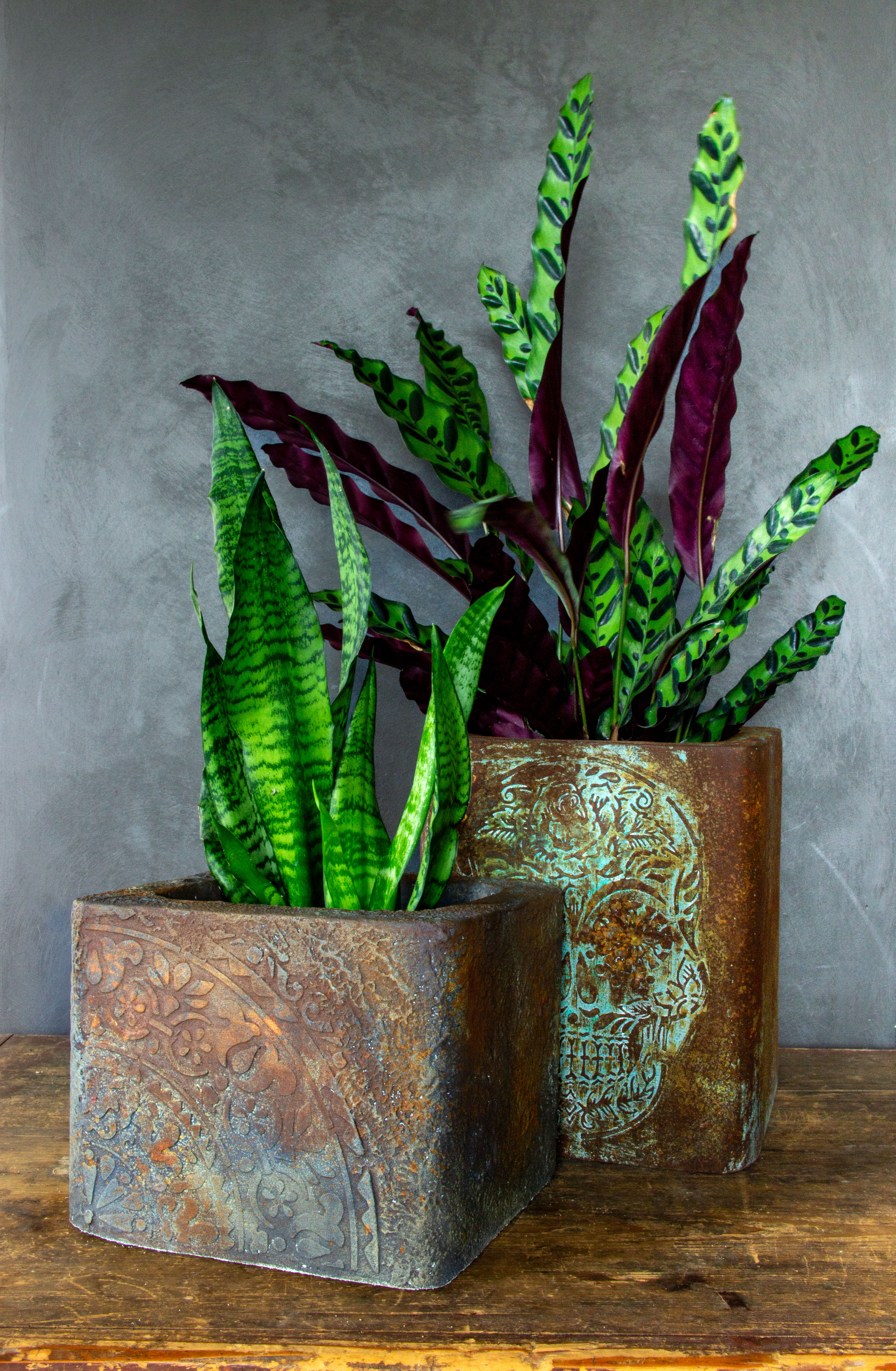 Donica cortenowa z ornamentem z rośliną – dekoracja do wnętrz w stylu loftowym